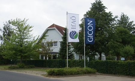 Haus mit Flaggen des Unternehmens IfAÖ